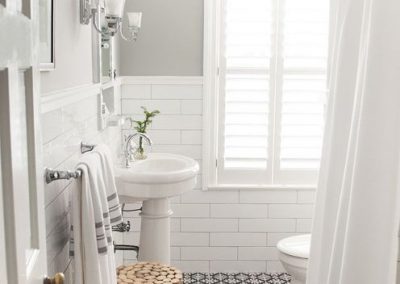 Baño blanco con suelo en blanco y negro