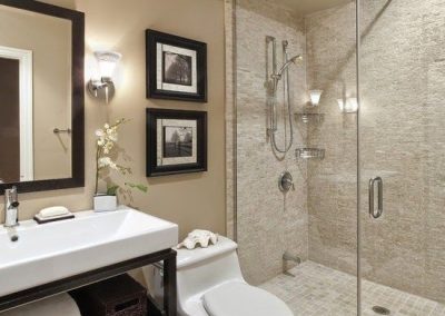 Baño color beige moderno mampara