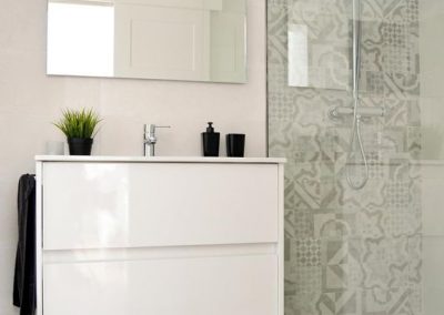 Baño color blanco - Suelo gris - Mampara cristal transparente