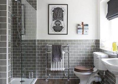 Baño gris y blanco con suelo estilo madera