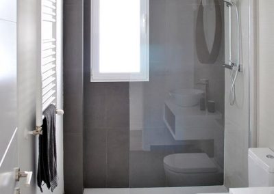 Baño moderno combinación blanco - marrón