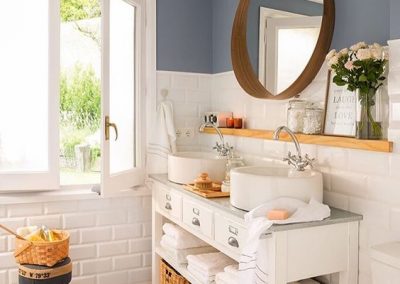 Baño pequeño blanco y azul - Alicatado blanco