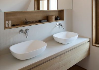 Baño suelo estilo madera reforma