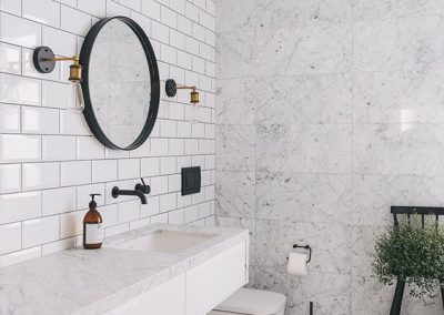 Baños azulejos Blancos y Gris