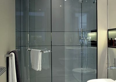 Mampara de puerta batiente