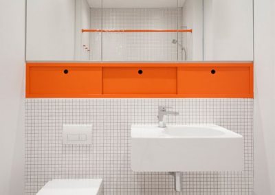 Baño moderno color naranja