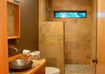 baño pequeño color marrón tierra