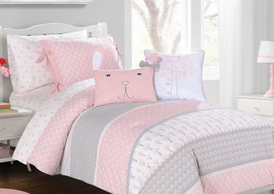 Habitacion juvenil edredón rosa y gris
